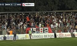 Vanspor Taraftarları 65. Dakikada Flaşlı Şov Yaptı