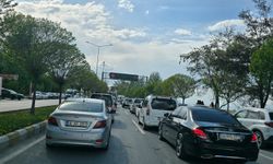 Van’da Sıcak Havanın Tadını Çıkarmak İsteyenler Edremit’e Akın Etti, Trafik Felç Oldu