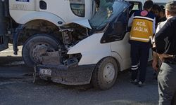 Son Dakika: Van'da minibüs ile kamyon birbirine girdi