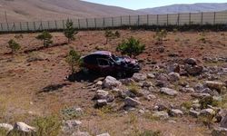 Otomobil takla attı, baba ile oğlu yaralandı