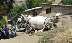 Hakkari'de beton mikseri ahırın üzerine yan yattı
