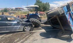 Traktör ile otomobil feci şekilde çarpıştı: 2 yaralı