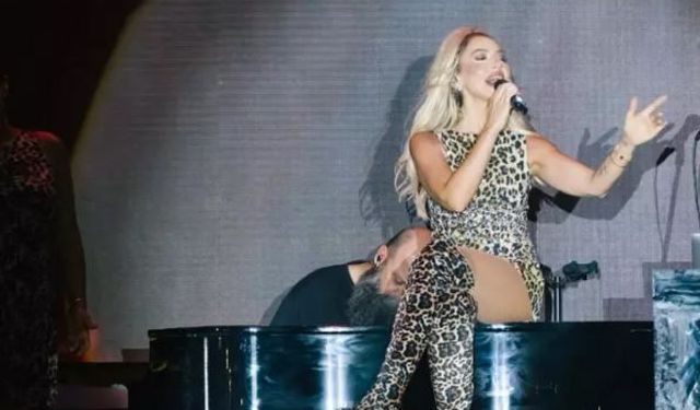 Hadise, süper mini elbisesiyle kalça dansı yaptı