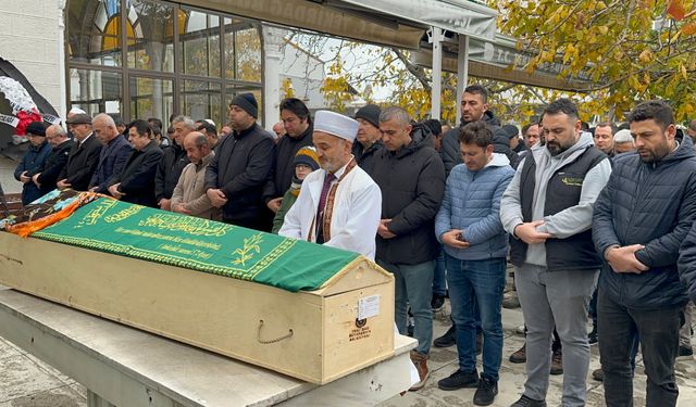 Oğlu Tarafından Bıçaklanarak Öldürülen Anne Toprağa Verildi