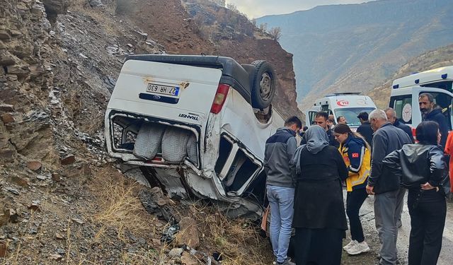 Hakkari'de Minibüs Takla Attı: 11 Yaralı