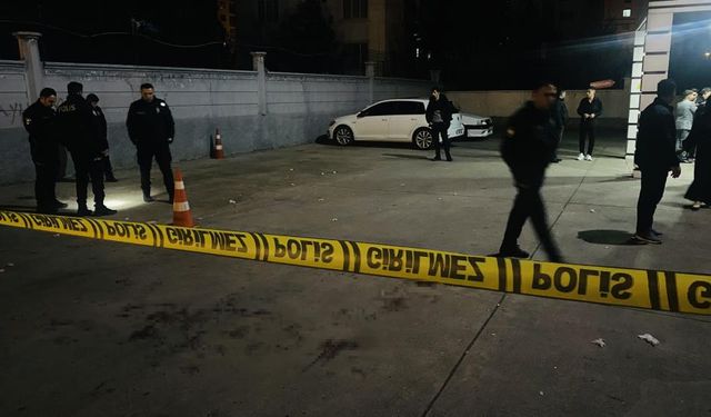 Düğün salonu önünde silahlı kavga: 3 kişi yaralandı!