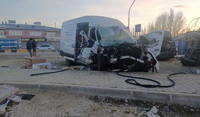 Van’da Trafik Kazası: Traktör ve Minibüs Çarpıştı