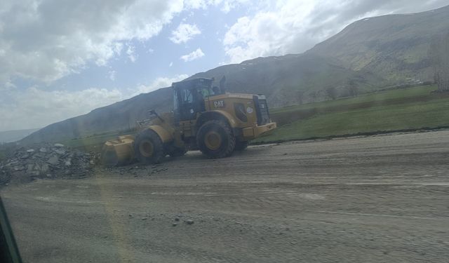 Van’da sağlam yola asfalt tepkisi: "Bozuk olmayan yol neden yenileniyor?"