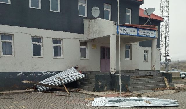 Van Özalp'te fırtına hasara neden oldu