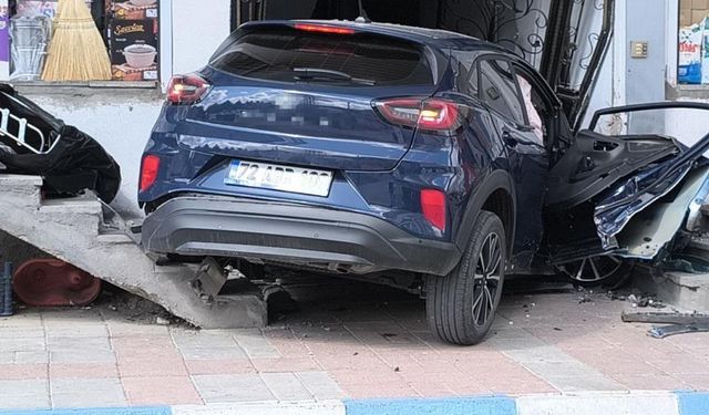 Kontrolden Çıkan Otomobil Binaya Girdi