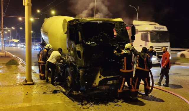 Seyir halindeki beton mikseri alev aldı