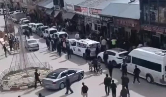 Van'da Taşlı Sopalı Kavga: 4 Yaralı!