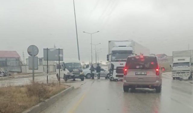 Van’da Trafik Kazası: Otomobil TIR’a Çarptı, 1 Yaralı