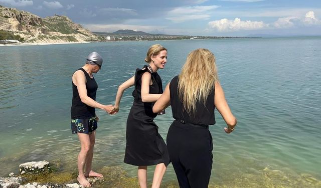 Wilma Elles ve Tuğba Özay Van Gölü’ne Daldı!