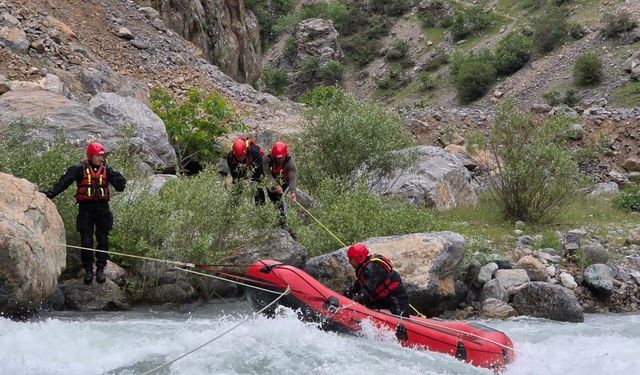Yüksekova'da Dereye Düşen Çocuk İçin Arama Çalışmaları Sürüyor