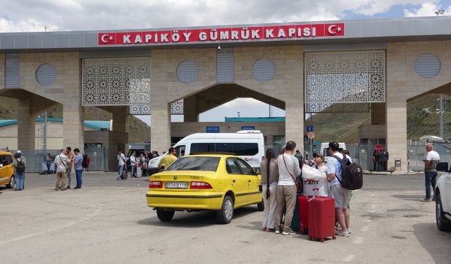 Savaşa rağmen İran vatandaşı ülkesini terk etmiyor