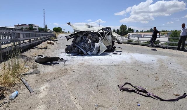 Van Erciş'te Dehşet Anları: Tır, Otomobili Ezip Kaçtı!