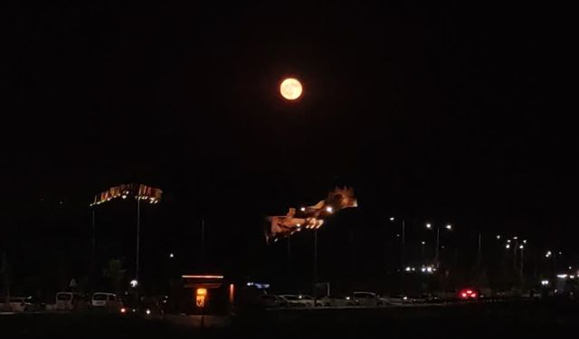 Van Kalesi dolunayda manzarası ile hayran bıraktı