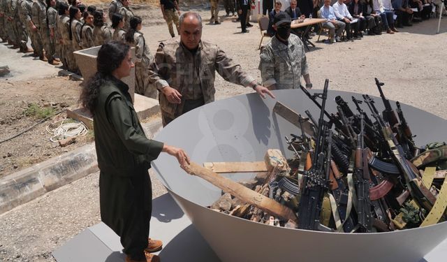 Terör örgütü PKK'lı ilk grubun silahlarını yakması dünya basınında
