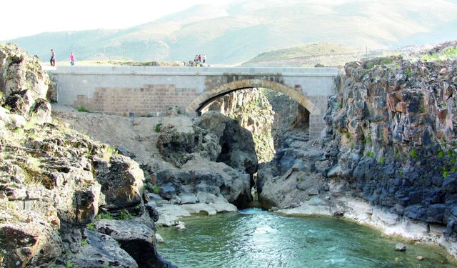 Tarihi Şeytan Köprüsü yoğun ilgi görüyor