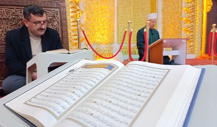 Van’da 455 yıllık tarihi camide asırlık mukabele geleneği sürüyor