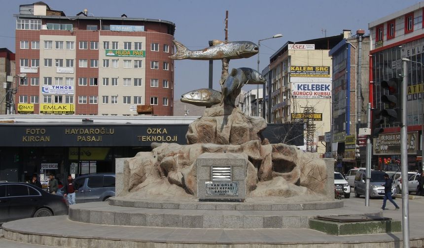 Van Beşyol’daki Balık Heykeli Yenileniyor