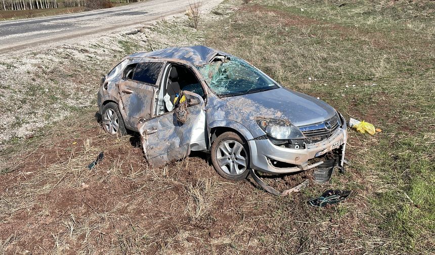 Virajı Alamayan Otomobil Tarlaya Uçtu: Biri Bebek 5 Yaralı