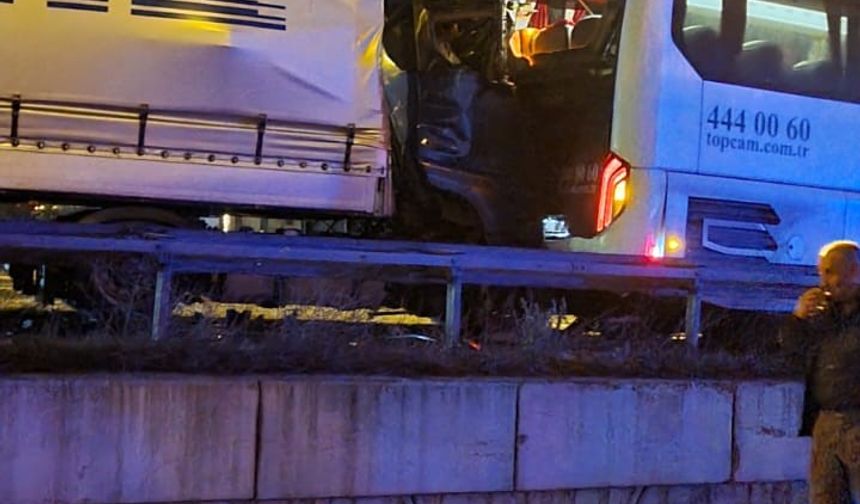 Öğrenci Taşıyan Otobüse Arkadan Tır Çarptı: 18 Yaralı