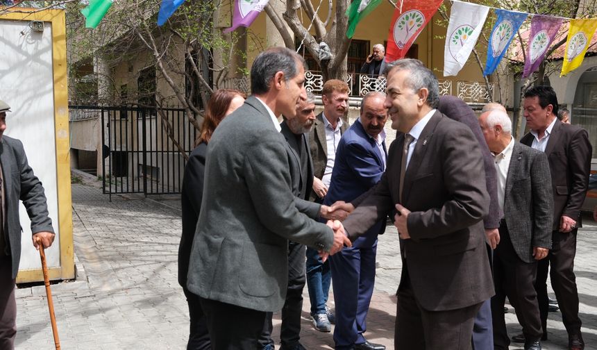 Van'da tarihi kare: AK Parti ve DEM Parti el sıkıştı