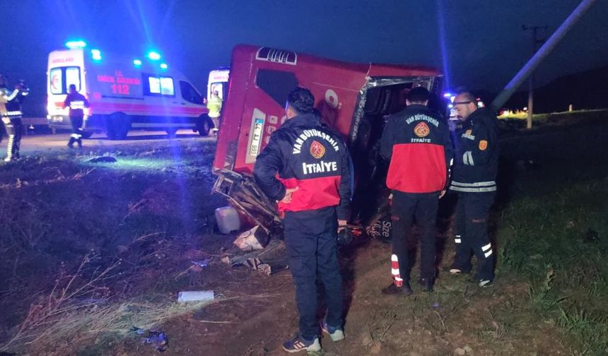 Son Dakika: Van'da Yolcu Otobüsü Takla Attı, Çok Sayıda Yaralı Var