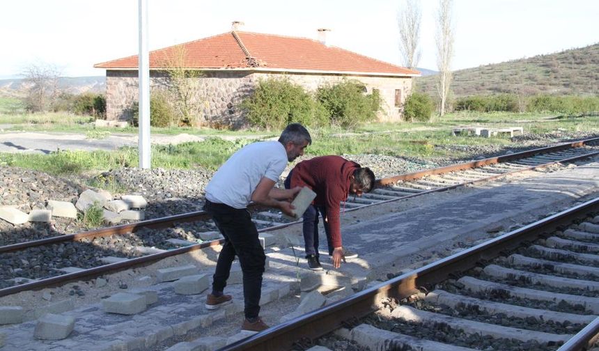 Emeklerinin Karşılığını Alamadılar, Taşları Yerden Söktüler