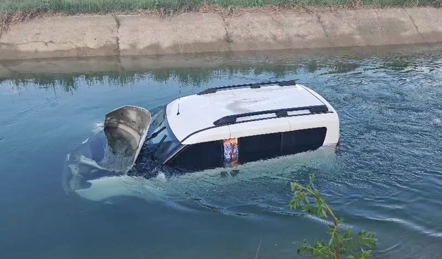 Araç sulama kanalına devrildi: Sürücü yardımı reddetti