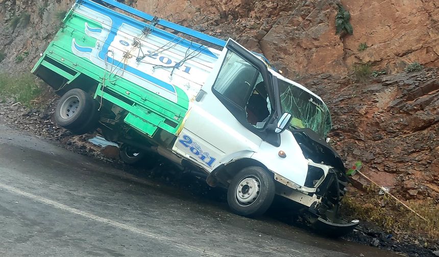 Hakkari'de Feci Kaza: Kamyonet Kayalıklara Çarptı, 1 Ölü