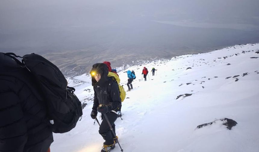 Ağrı Dağı'nda nefes kesen zirve yolculuğu