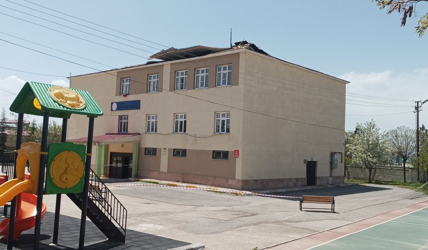 Van Tuşba’da Fırtına Okulun Çatısını Uçurdu!