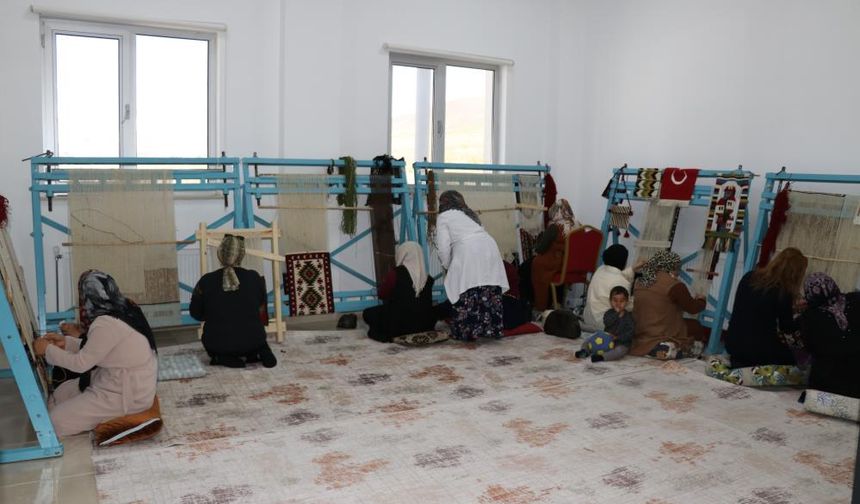 Van’da Kadınlar, Unutulmaya Yüz Tutmuş Kilim Dokumacılığını Yaşatıyor