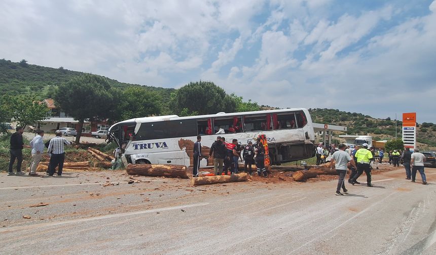 Otobüs, Kamyon ve Otomobil Çarpıştı: 6 Ölü, Çok Sayıda Yaralı