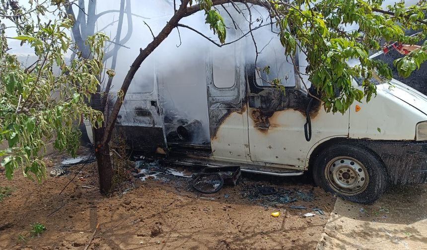 Van Tuşba’da Park Halindeki Minibüs Alev Alev Yandı