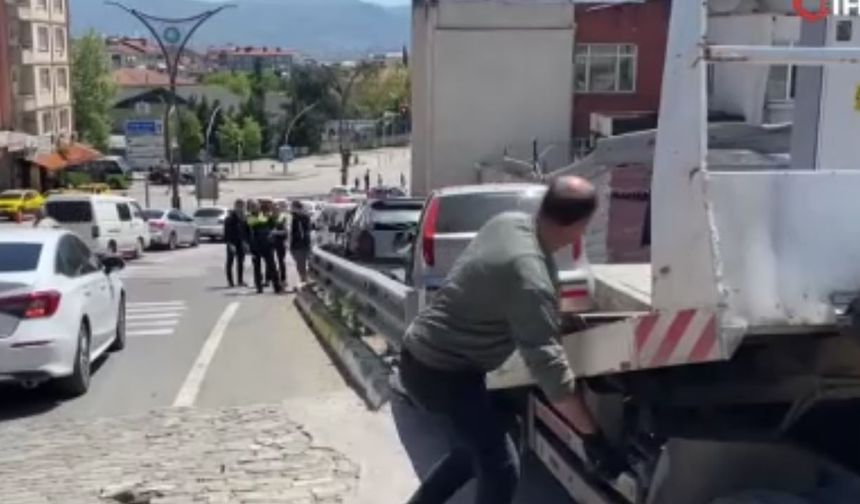 Otomobil trafik ışıklarında bekleyen araca çarptı: 5 yaralı