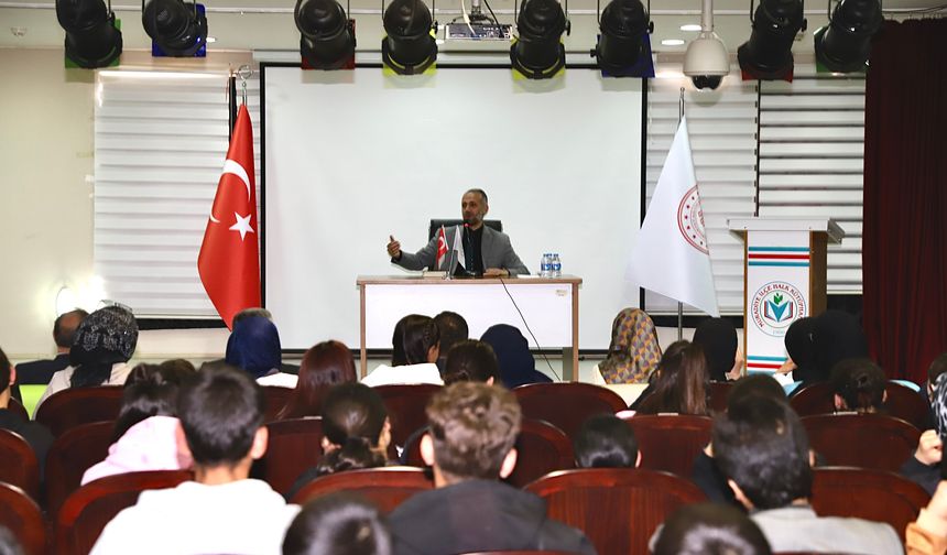 Muradiye’de “Kur’an’ın Anlayışı ve Gazze” Konulu Konferans Düzenlendi