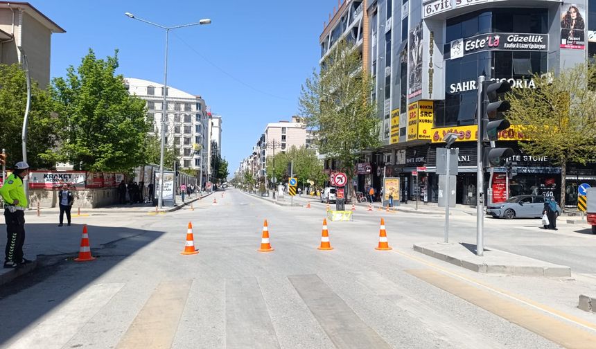 Özgür Özel Van’a Geldi, Haftanın En Yoğun Gününde Trafik Kapandı