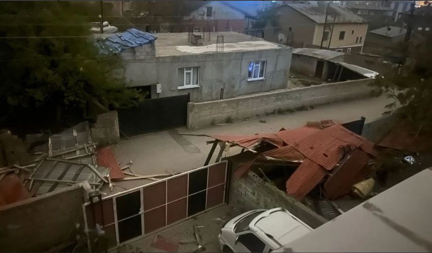 Van’da Şiddetli Fırtına Hayatı Felç Etti: Çatılar Uçtu, Elektrikler Kesildi