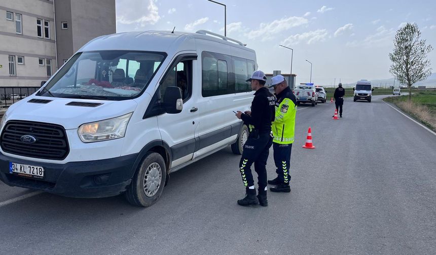 Van'da Okul Servisleri Denetlendi: Bazı Araçlar Denetimden Geçemedi!