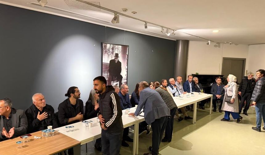 Sırrı Süreyya Önder'in yakınları Nazım Hikmet Kültür Merkezi’nde taziyeleri kabul ediyor
