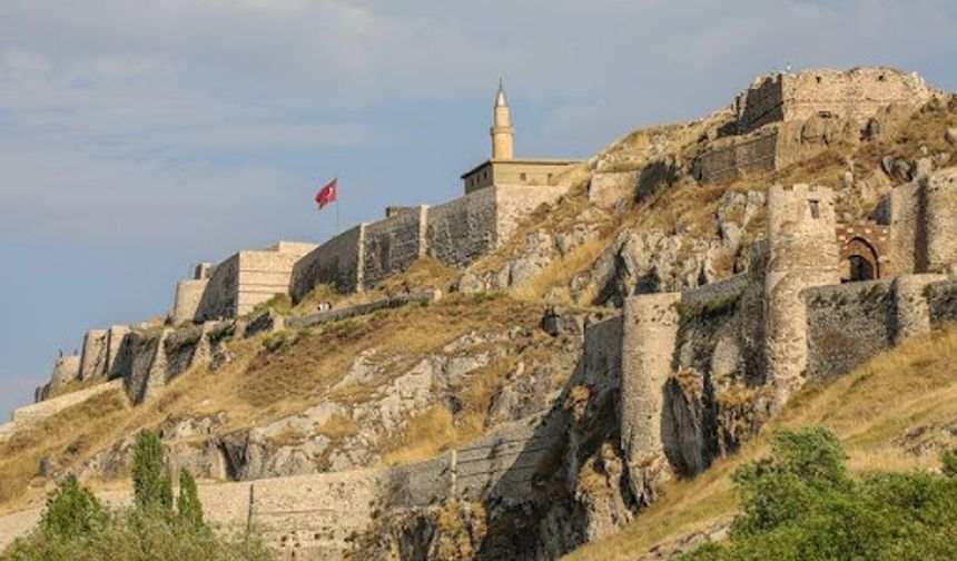 Van Kalesi'nden düşen yaşlı kadın kurtarıldı