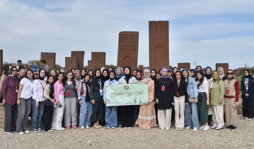 Van Plakasıyla bin 600 öğrenci Cumhurbaşkanlığı Külliyesi’nde
