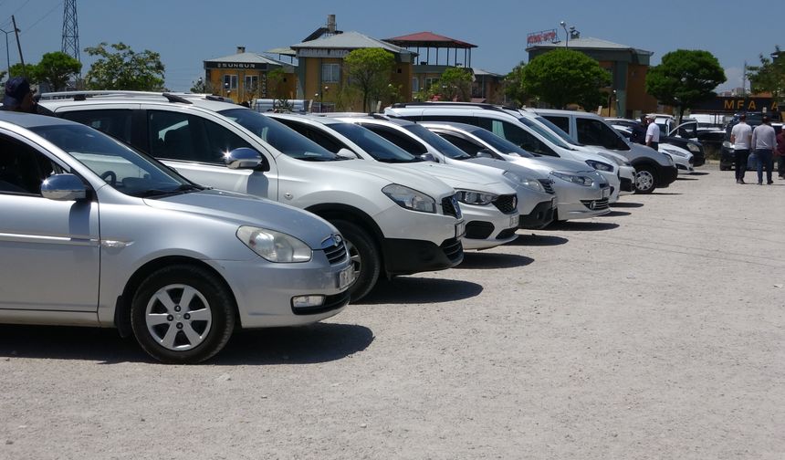 Van’daki oto pazarı satıcılarla doldu