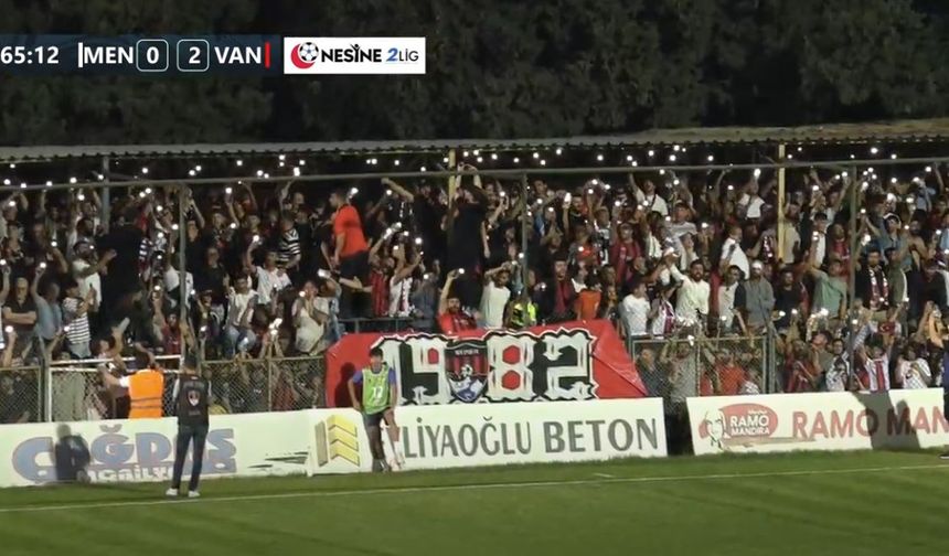 Vanspor Taraftarları 65. Dakikada Flaşlı Şov Yaptı