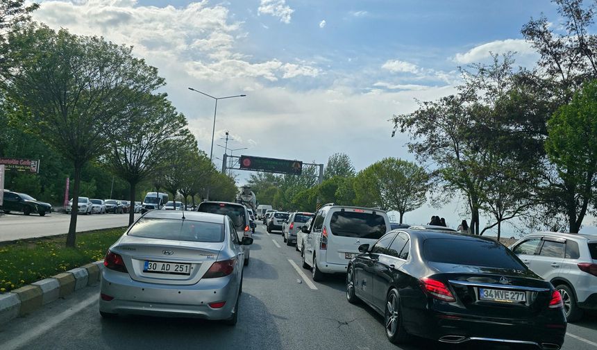 Van’da Sıcak Havanın Tadını Çıkarmak İsteyenler Edremit’e Akın Etti, Trafik Felç Oldu