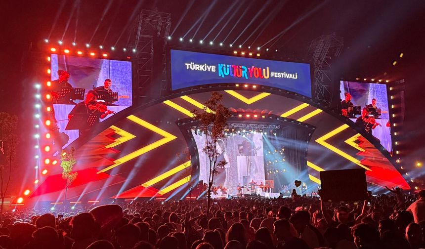 Van Kültür Yolu Festivali'ne Ebru Yaşar Damgası